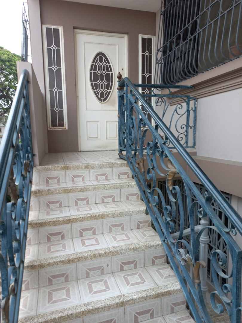 Casa en Garzota con uso de Suelo Comercial