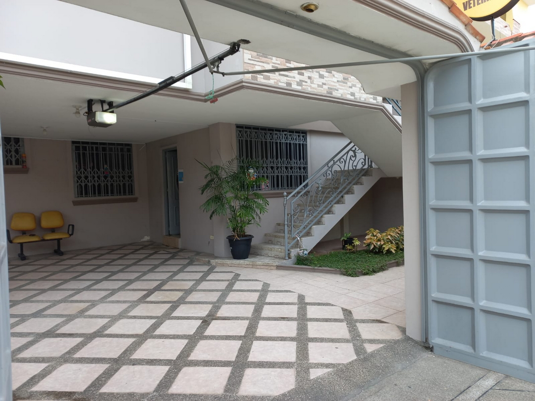 Casa en Garzota con uso de Suelo Comercial