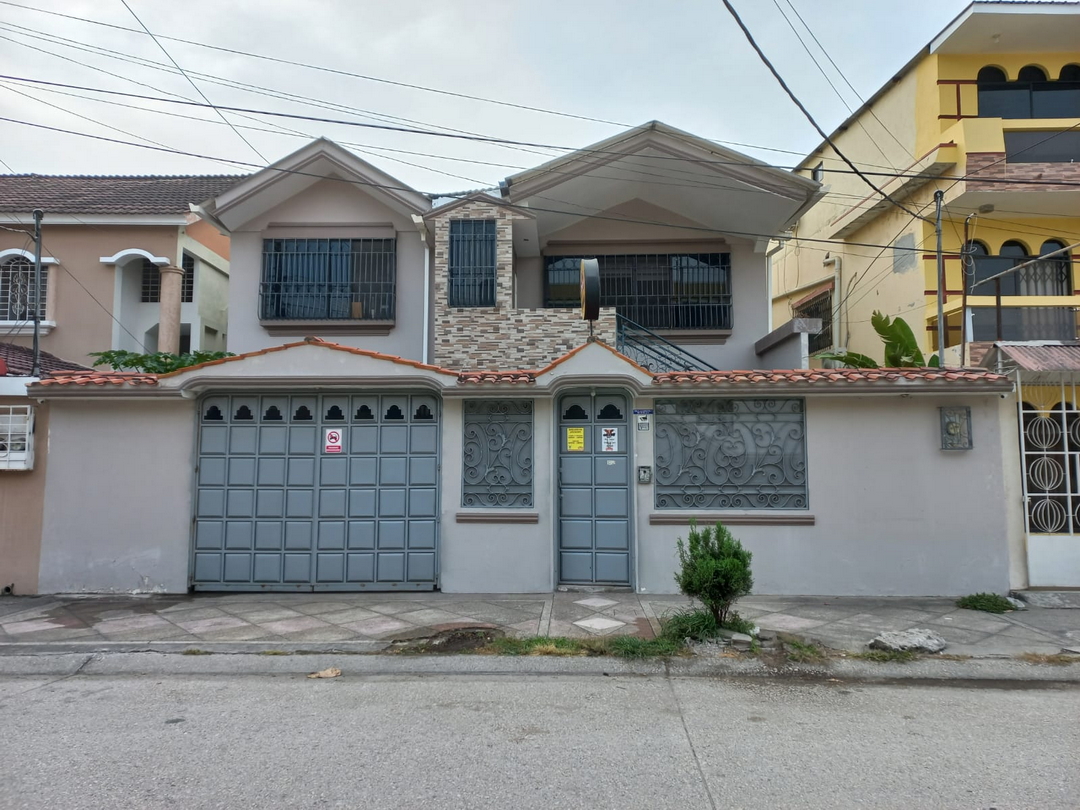 Casa en Garzota con uso de Suelo Comercial