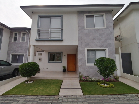 Venta Casa en Urb Vistana, 4 dormitorios