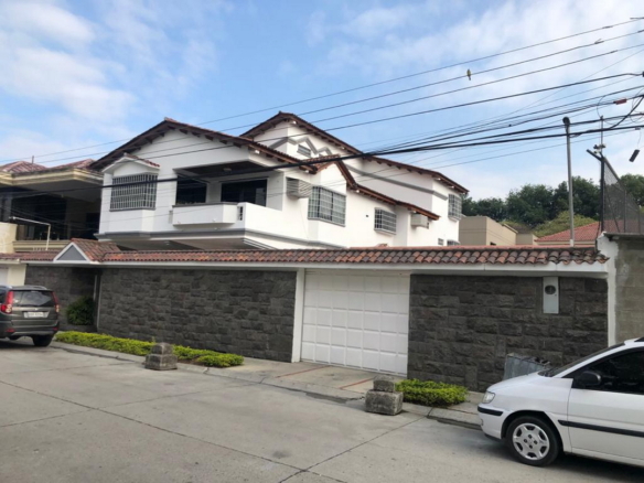 Venta de Casa con Uso de Suelo Comercial en Kennedy Norte