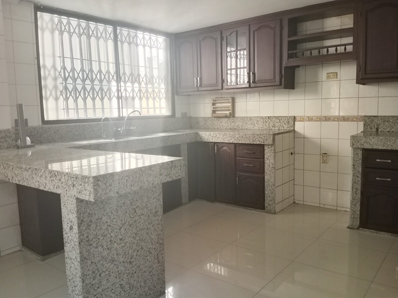 Casa en Garzota con uso de Suelo Comercial