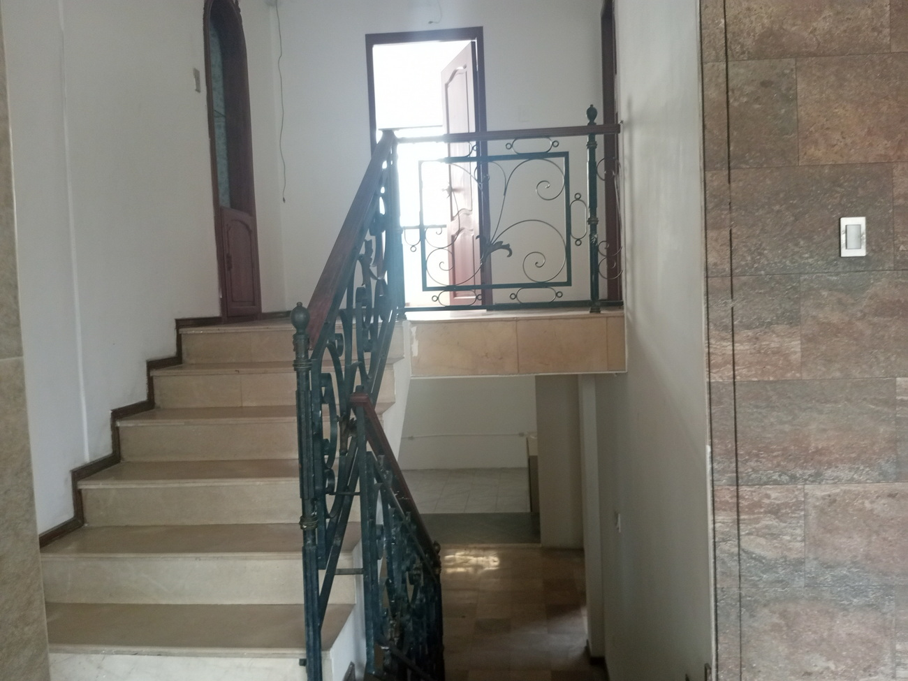 Casa en Garzota con uso de Suelo Comercial